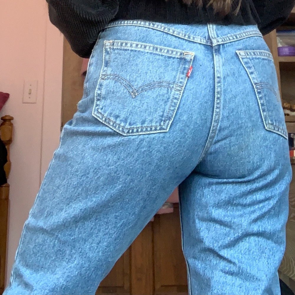 Cropped Levi’s mom jeans!